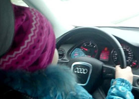 俄罗斯一男子迫8岁女儿高速开车引争议(1)